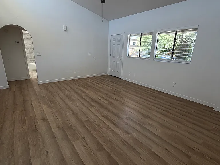 115 E King Rd — Photo 3