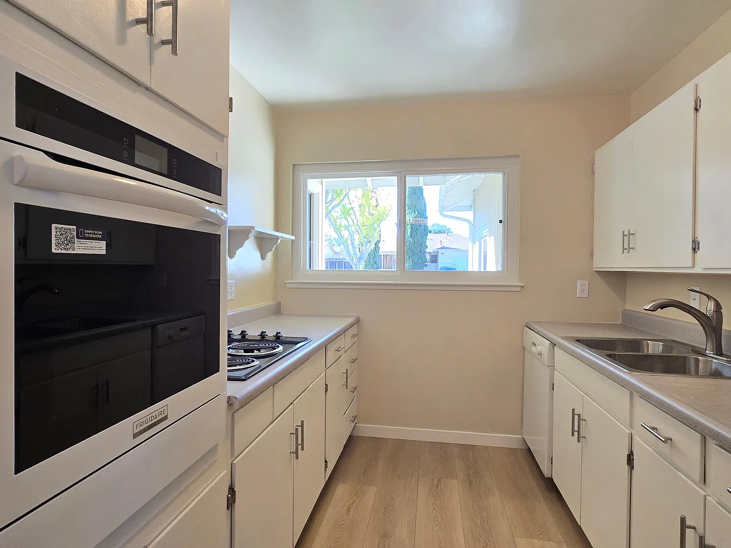 Single Family Home, Quartz Countertops, Fresh Paint, Wood Floors, New Carpet, New Windows, Patio ... — Photo 2