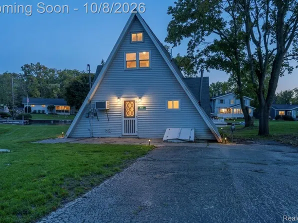 806 Oak Hills Dr, Brooklyn, MI 49230