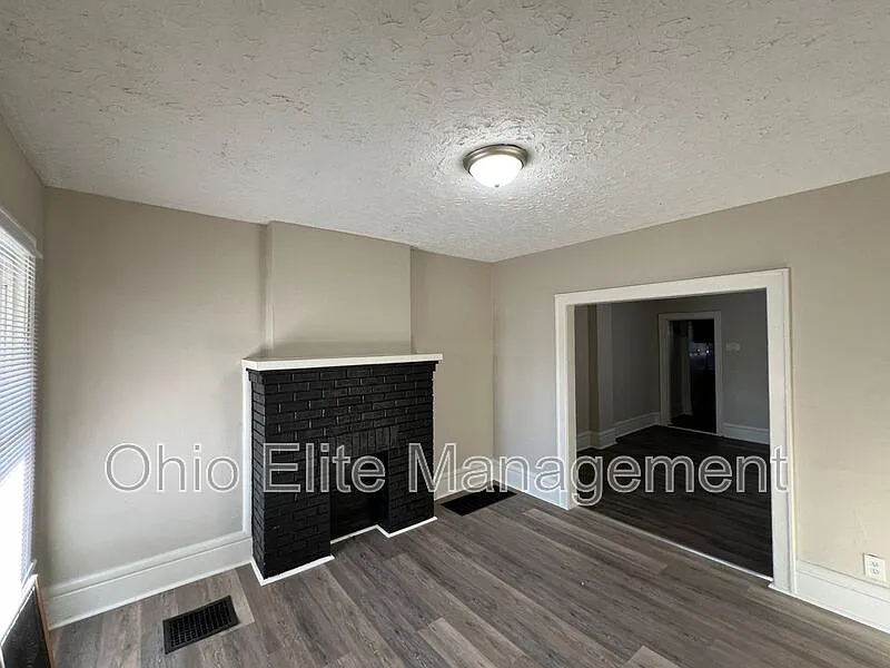 3 bed, 1.0 bath, 1100 sqft, $1,230 — Photo 2