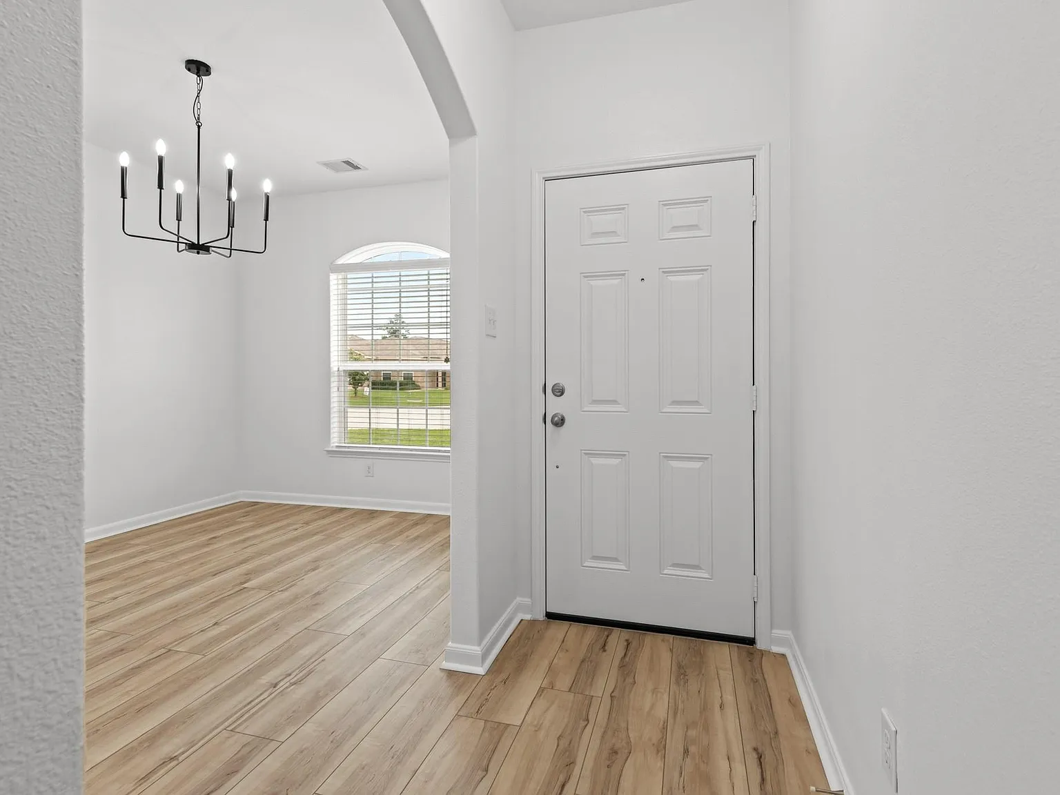 3 bed, 2.0 bath, 1556 sqft, $2,150 — Photo 3