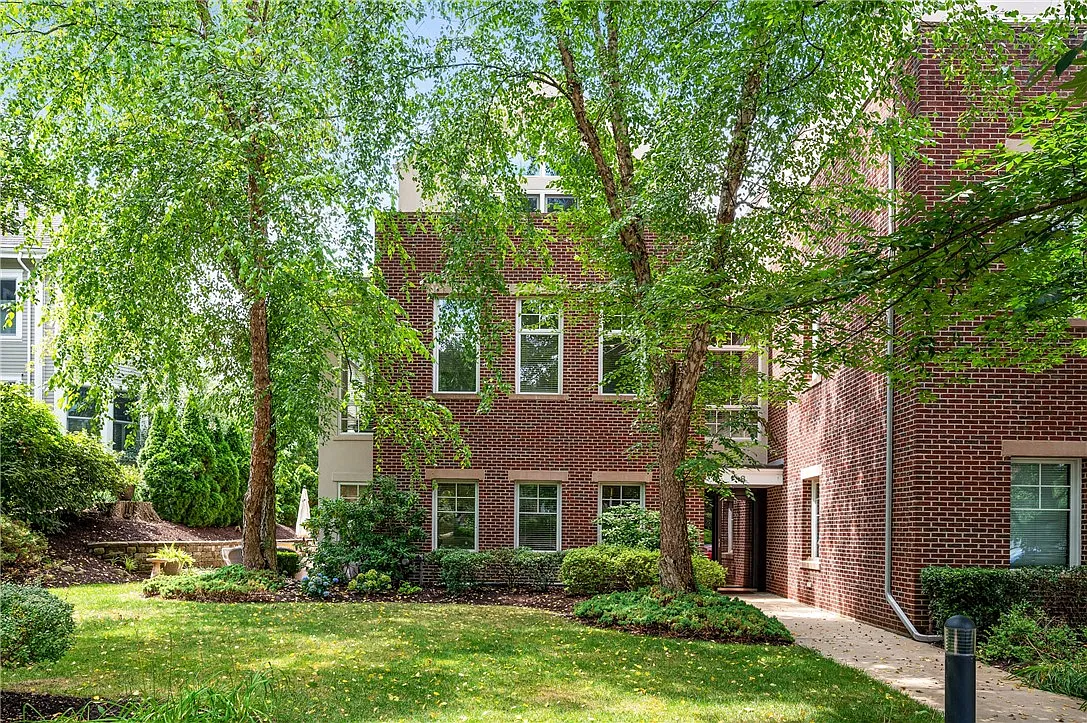 8 Thorn St photo 1