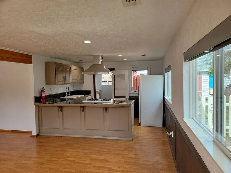 225 E C St — Photo 5