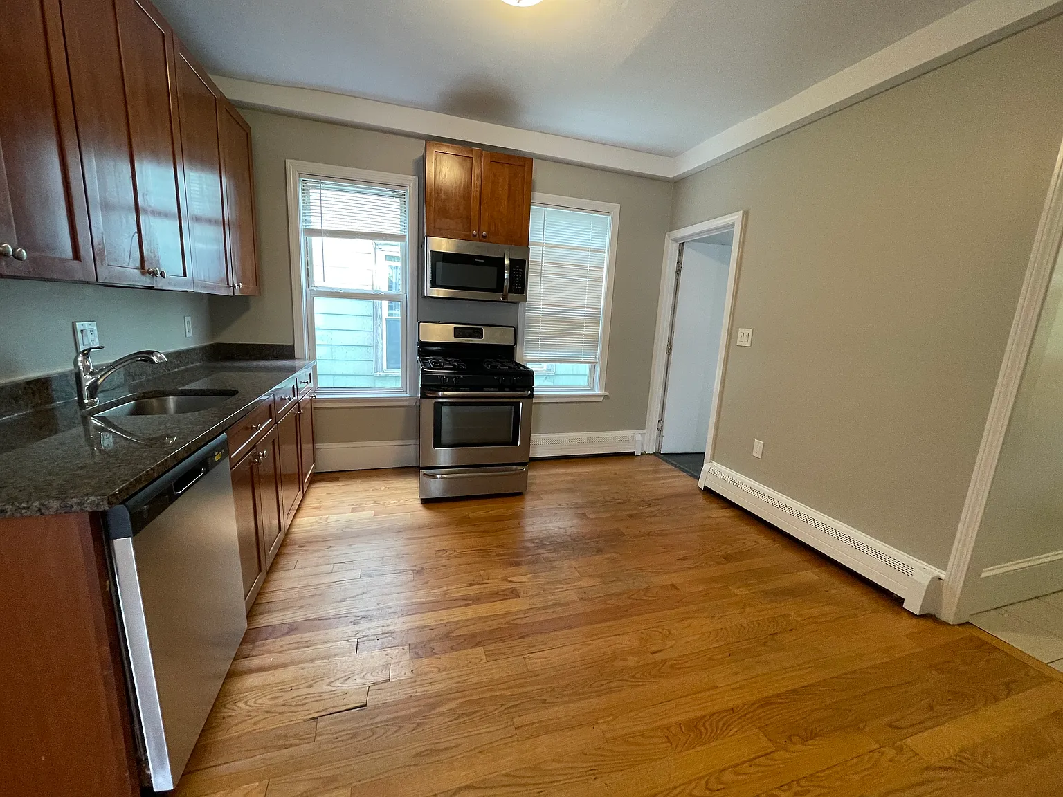 4 bed, 9999 sqft, $3,740 — Photo 2