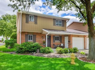 1541 Brittany Ct, Wheaton, IL 60189
