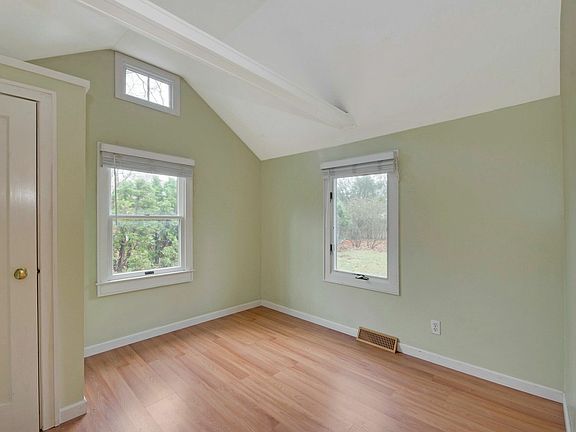 4th image of 58 Bay Ave W