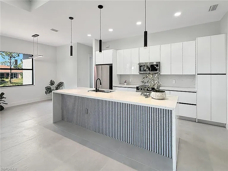 2206 NE 35th Ln — Photo 4