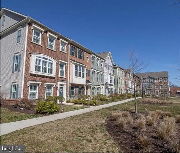 3 bed, 4.0 bath, 2000 sqft, $3,350 — Photo 2