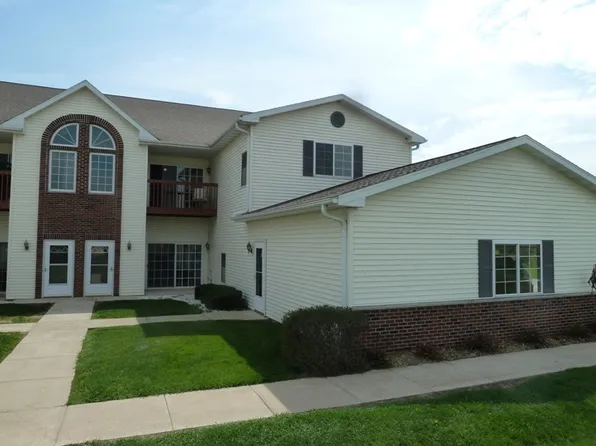 1608 Commonwealth Dr APT 8, Fort Atkinson, WI 53538