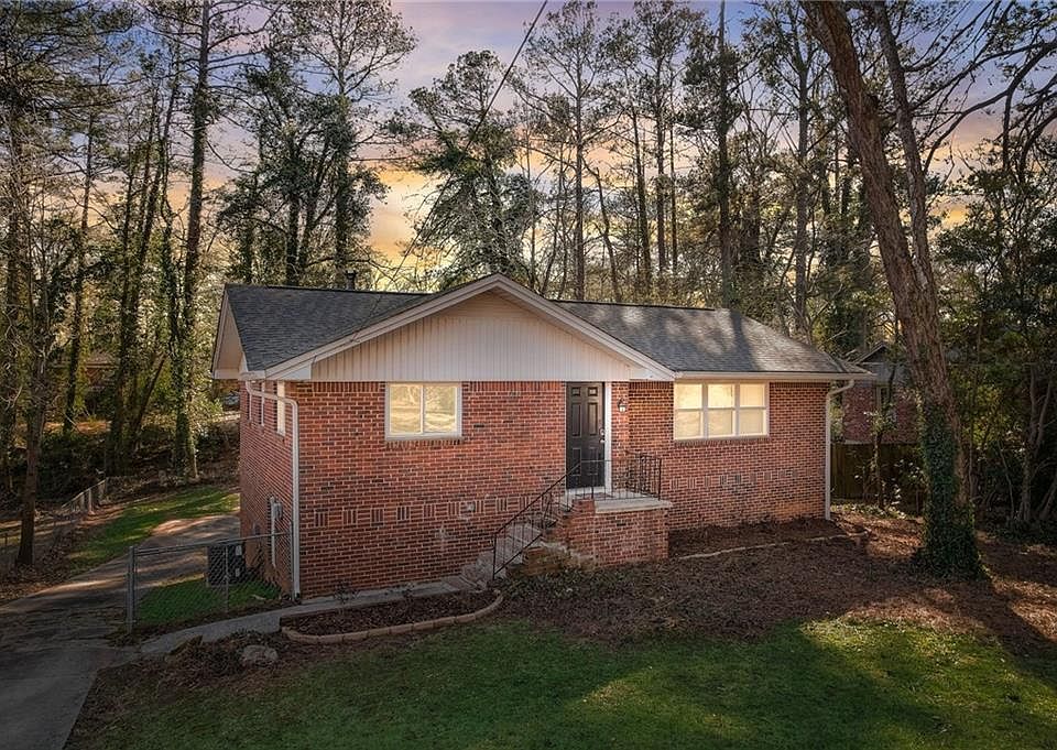 1st image of 141 Larose Cir SE