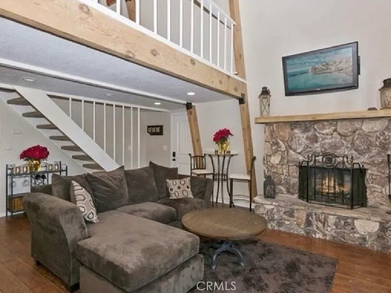 565 Rose Ln — Photo 7