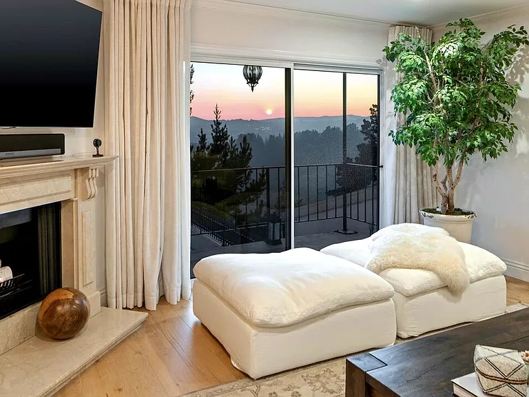 2385 Roscomare Rd #D3 — Photo 24