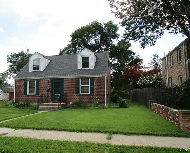 2nd image of 1148 N Van Buren St