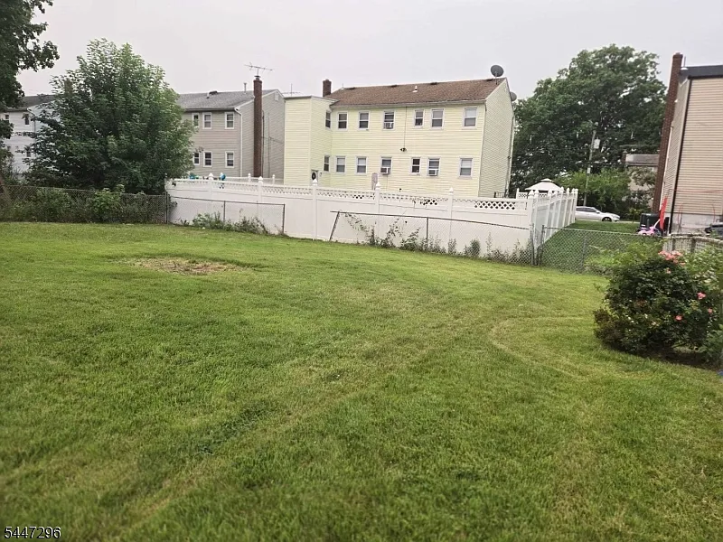 3 bed, 1.0 bath, 1200 sqft, $3,100 — Photo 3