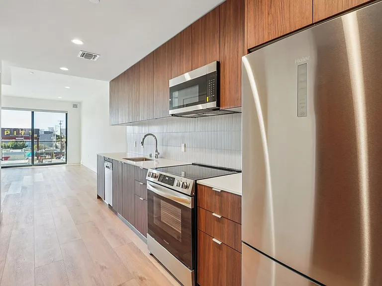 10431 Santa Monica — Photo 17