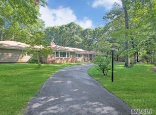 37 Roundabout Rd, Smithtown, NY 11787