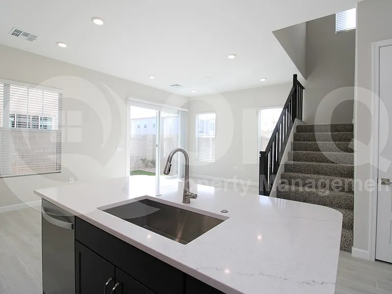 4911 E Village Dr — Photo 6