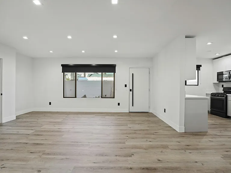 955 N Oxford Ave #4 — Photo 7