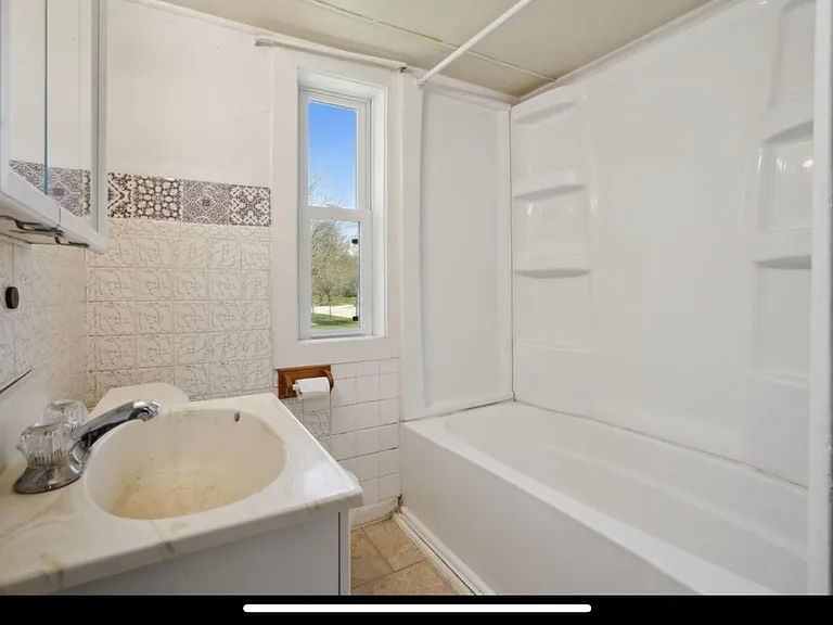 705 W 17th St — Photo 12