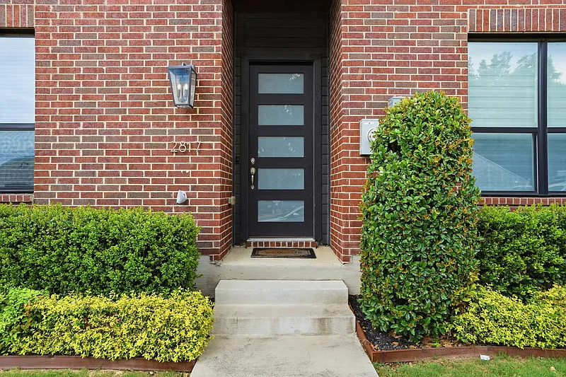 3 bed, 2.5 bath, 1900 sqft, $2,800 — Photo 1