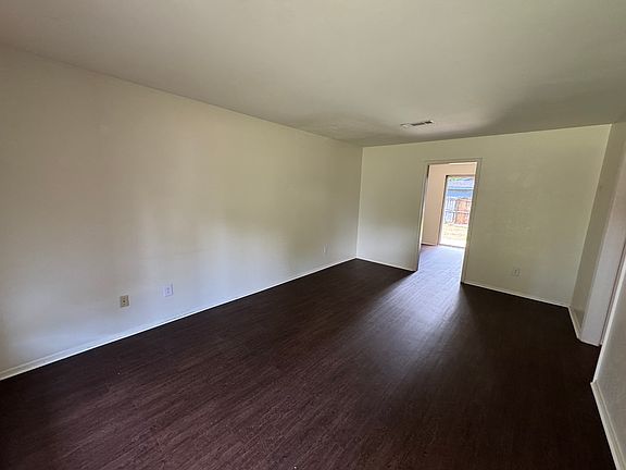 2nd image of 3011 Mackey Ln