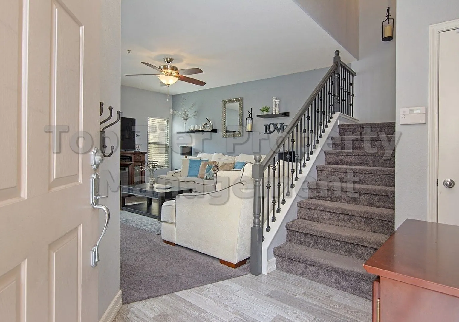 Beautiful 3 bed / 2.5 bath Townhome in Great Neighborhood - Available 10/15 — Photo 2