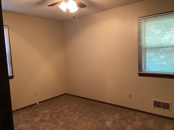 4th image of 305 SE Brentwood Dr