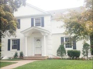 26 Bates Rd, Great Neck, NY 11020