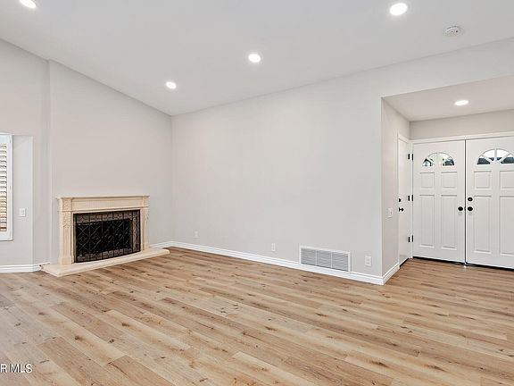 3rd image of 444 Fargo St