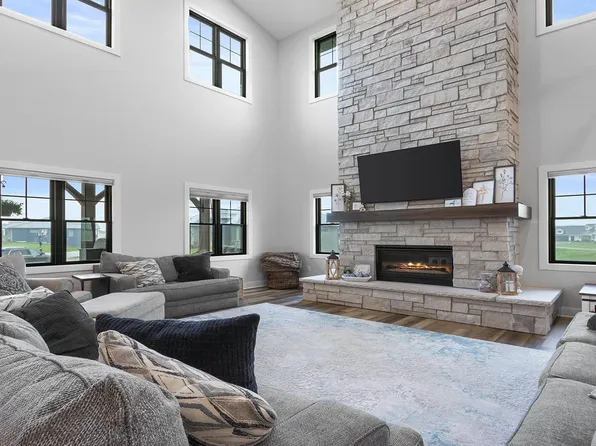 100 Coventry Ct, Clear Lake, IA 50428