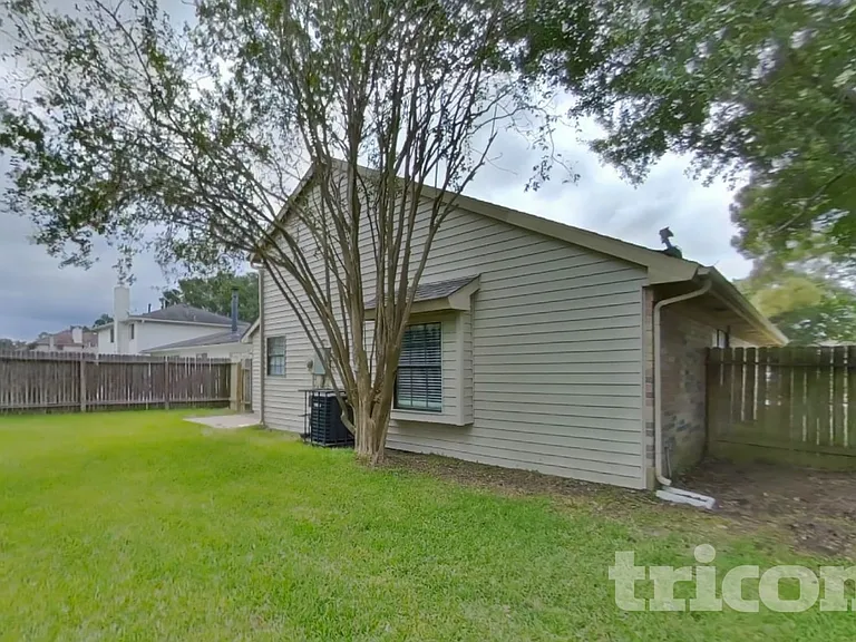 7811 Bluff Trail Dr — Photo 16