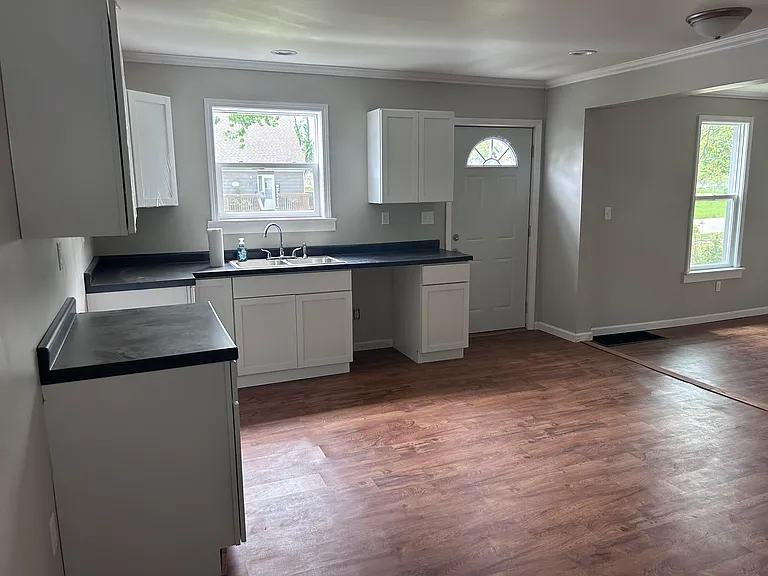 616 Grand St — Photo 15
