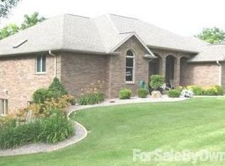 11 Truman Dr, East Dubuque, IL 61025