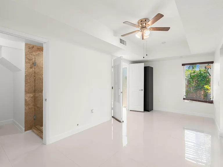 622 NE 10th Ave — Photo 16