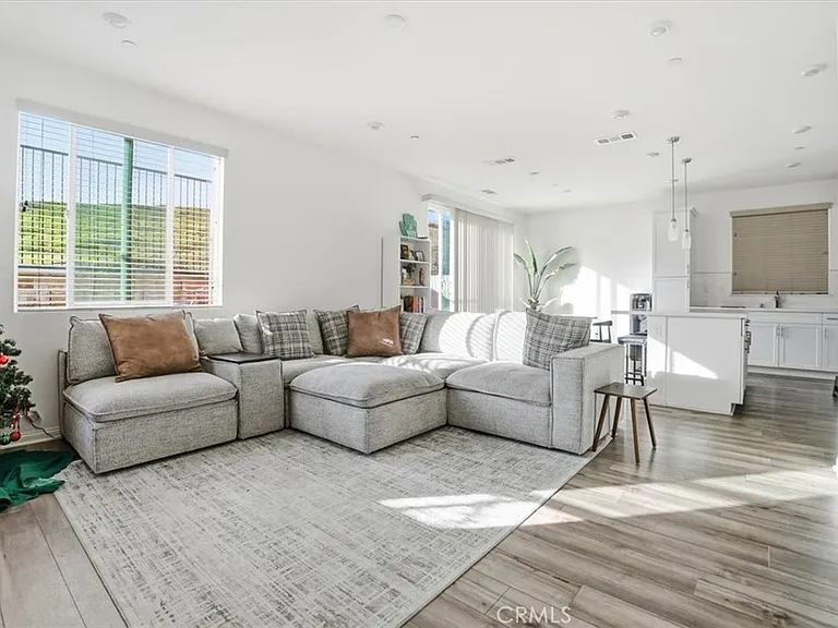 556 Enzo St — Photo 4