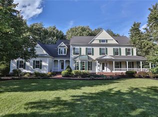 17 Roxbury Ln, Pittsford, NY 14534