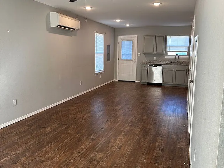 96 N School St — Photo 15