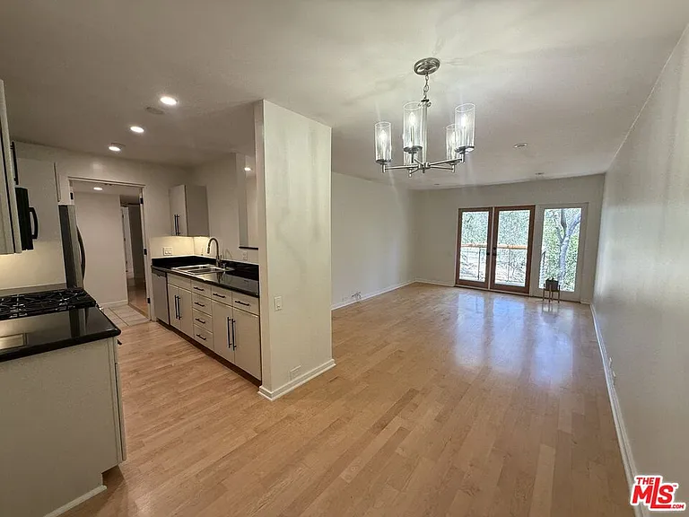 330 S Barrington Ave #309 — Photo 5