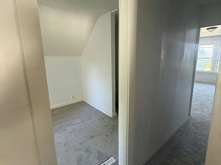 9800 Kennedy Ave — Photo 17