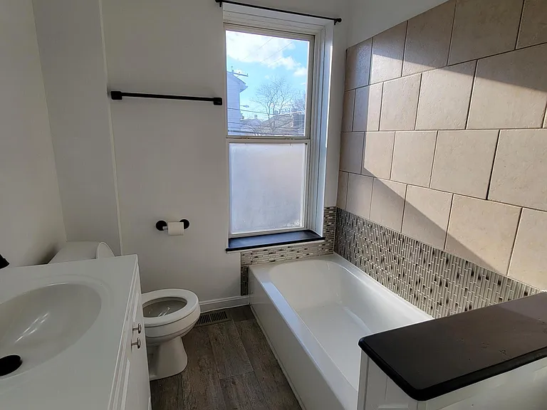 139 N Pine St — Photo 16