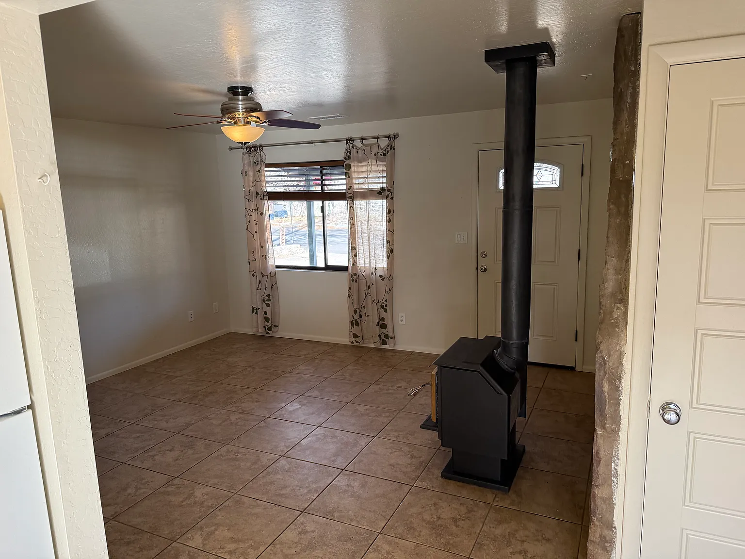 3 bed, 1100 sqft, $2,500 — Photo 4