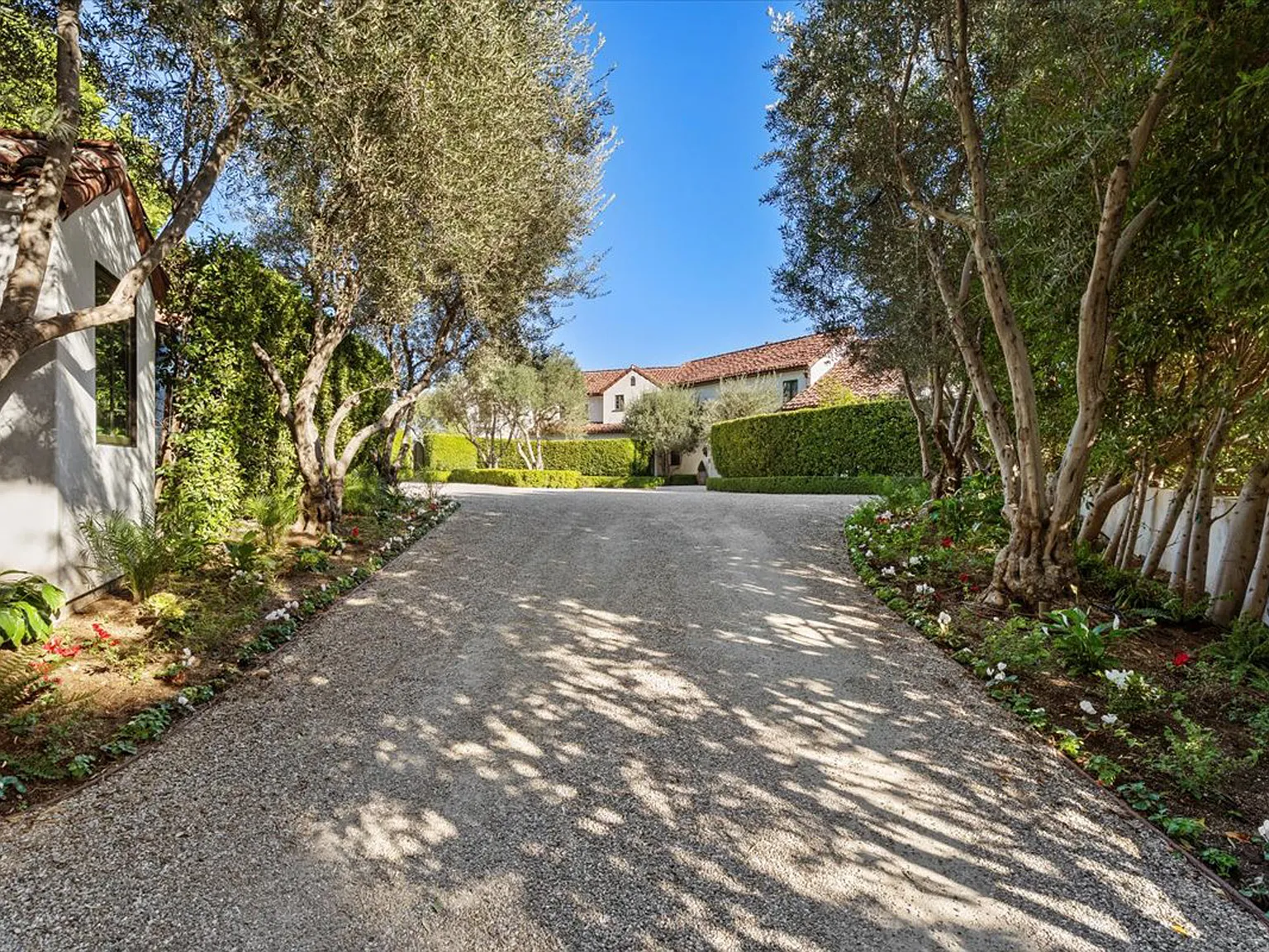 9 bed, 17000 sqft, $275,000 — Photo 4