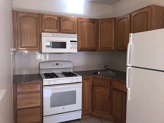 Rented by Halvatzis Realty | media 16