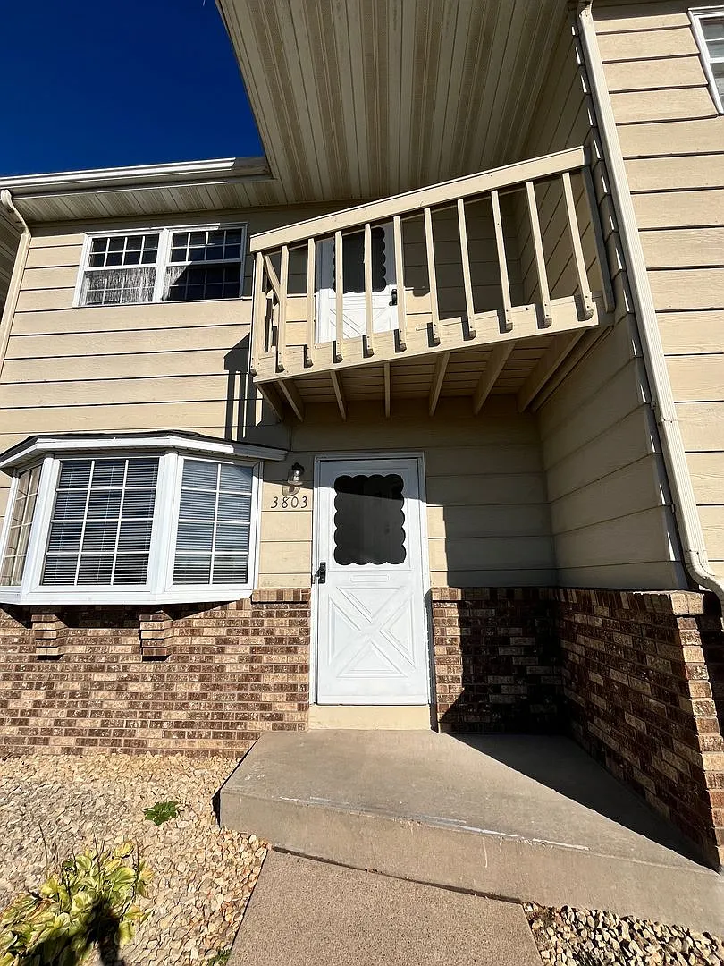 Great Location - 2 Bdrm , 1.5 Baths - Available 9/1 — Photo 1