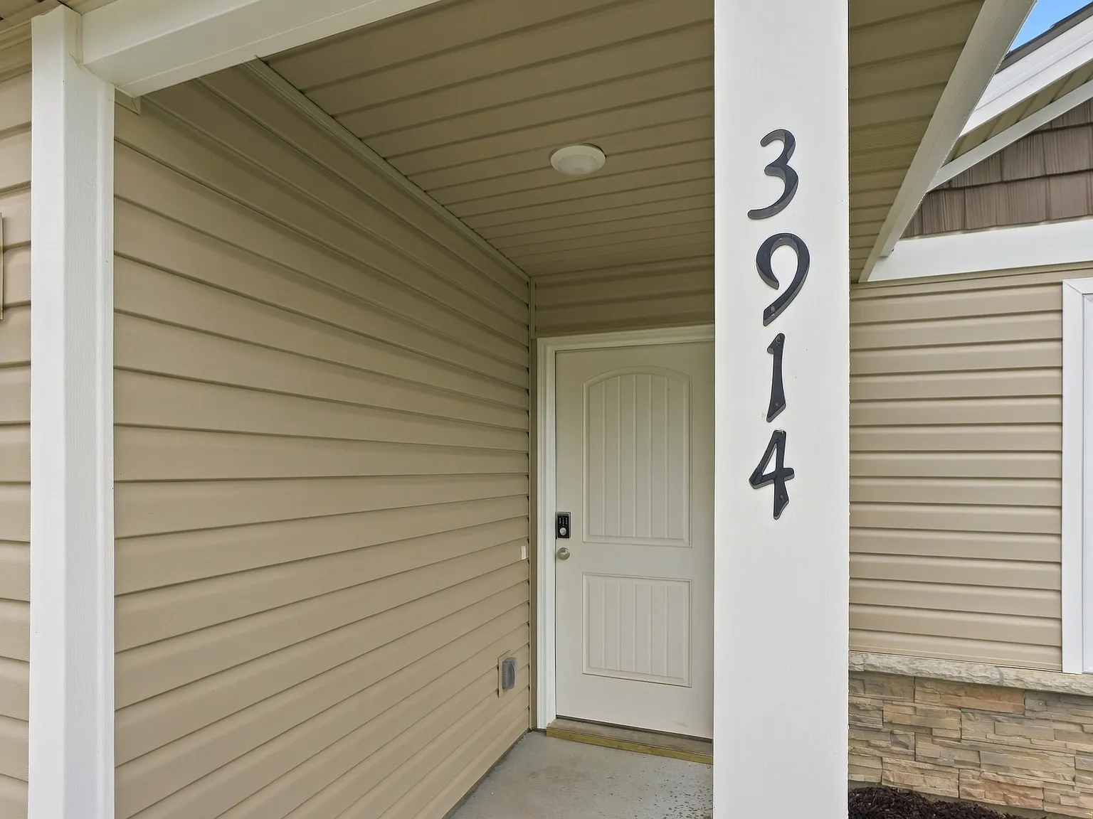 3 bed, 1273 sqft, $2,200 — Photo 3