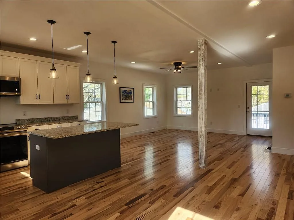 4 bed, 3.0 bath, 2204 sqft, $4,900 — Photo 3