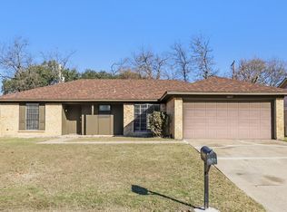 1825 Prince Dr, Benbrook, TX 76126