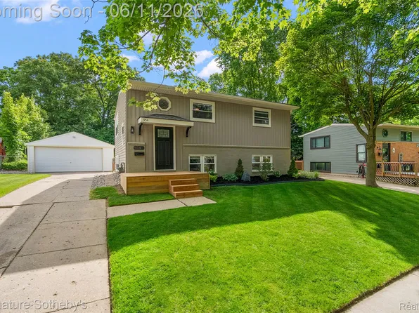 954 Panorama Dr, Milford, MI 48381