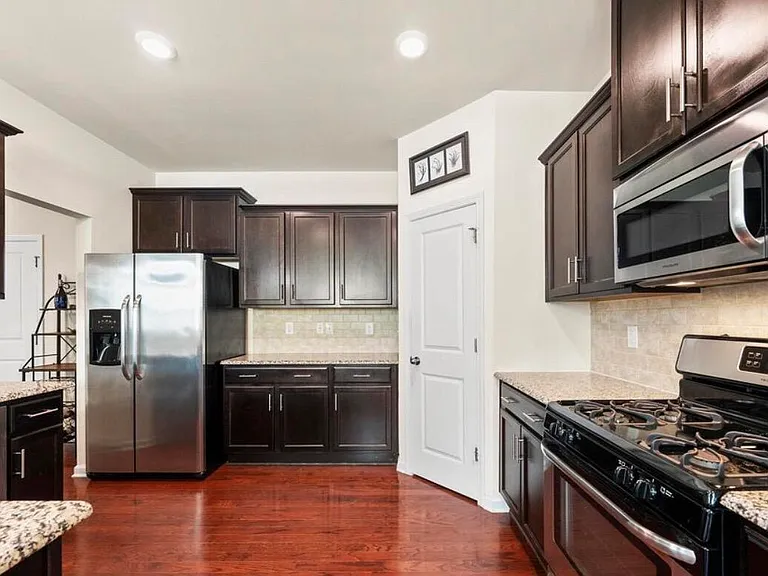 5550 Jessip St — Photo 2
