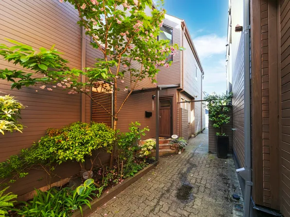 1951 Creelman Ave, Vancouver, BC V6J 1B8